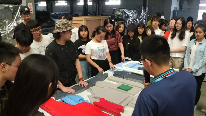 北京服装学院的师生参观绣花机