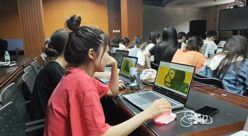 北京服装学院的师生学习绣花软件5.jpg
